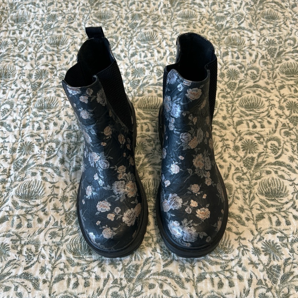 Soda Black and Gray Floral Ankle Booties